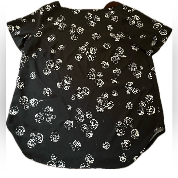 Ann Taylor black short sleeved blouse with white flowers. Size S - Picture 2 of 7